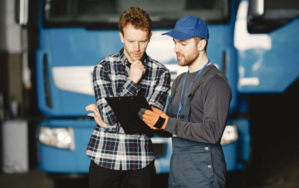 Зарплати до 114 тисяч: у яких сферах в Україні та Польщі зараз платять найбільше