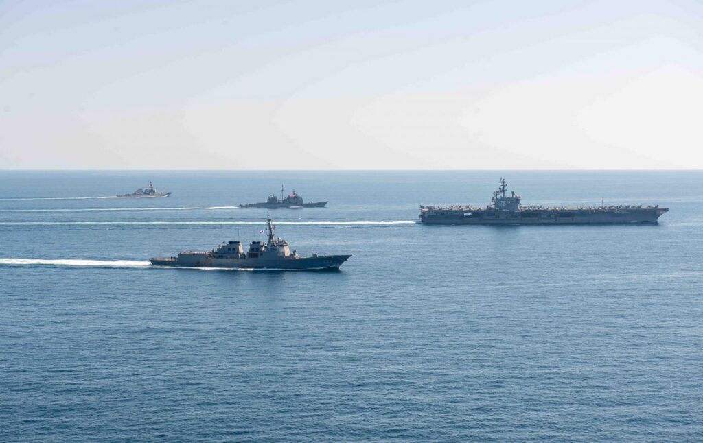 В Ірані погрожують припиняти спроби військових суден пройти через Ормузьку протоку