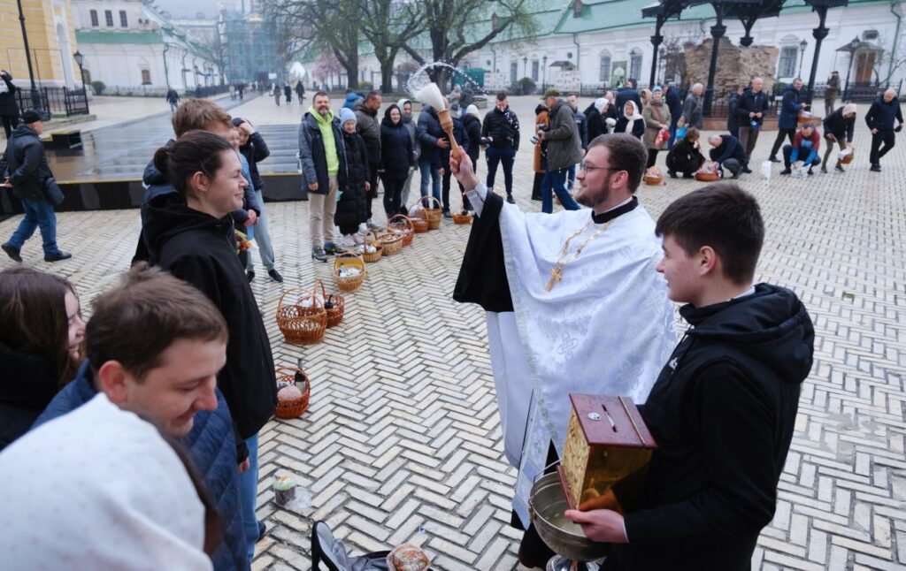 Комендантська година на Великдень: де змінили правила та як працюватимуть храми