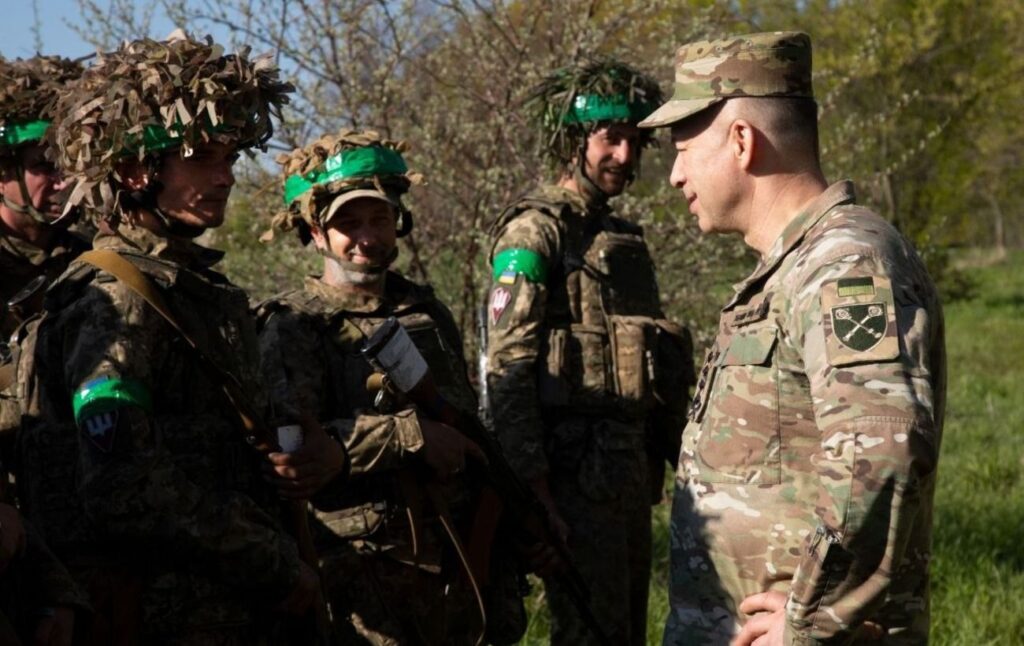 Сирський ініціює підвищення виплат військовим інструкторам