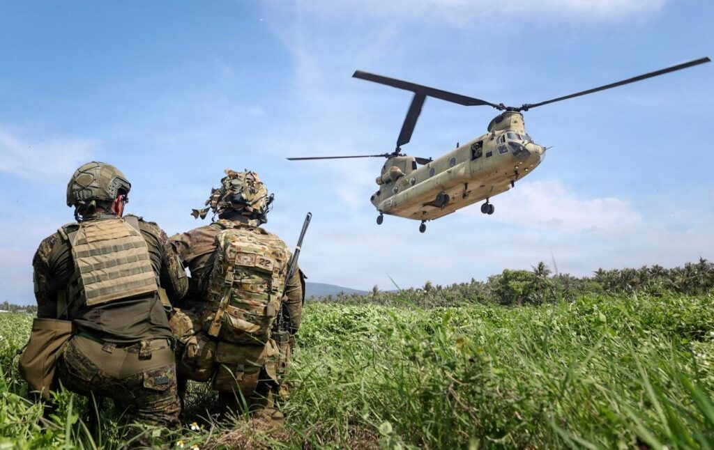 Британські гелікоптери Chinook навчать скидати дрони на ворога