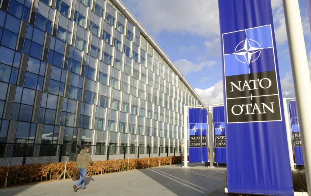 Союзники НАТО готові виділити Україні 70 млрд євро без участі США, - Politico
