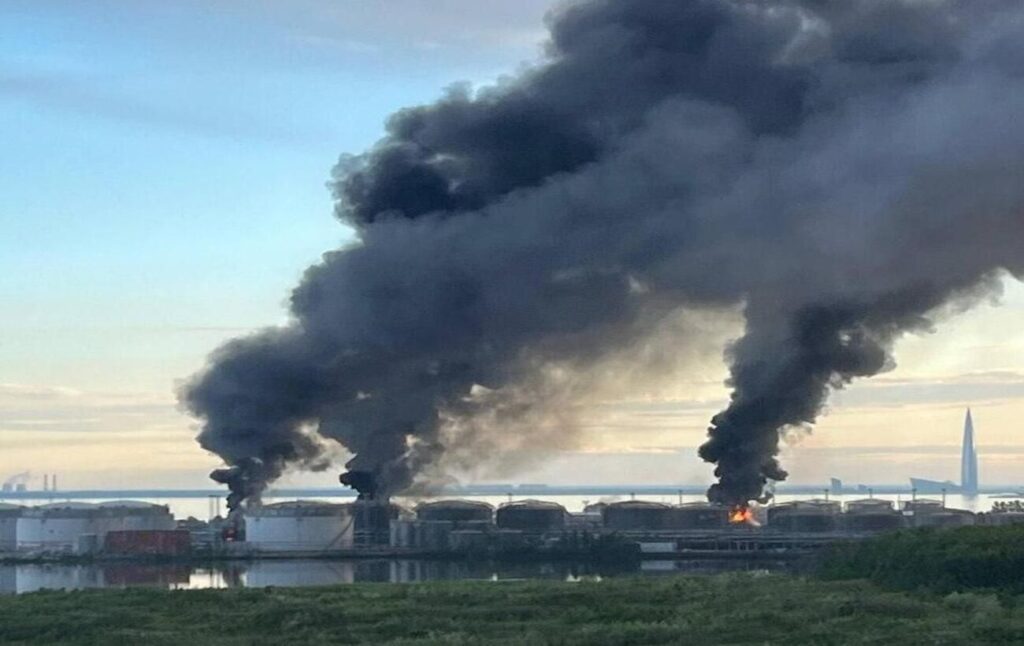 Дрони атакували нафтовий термінал у Петербурзі: спалахнула масштабна пожежа