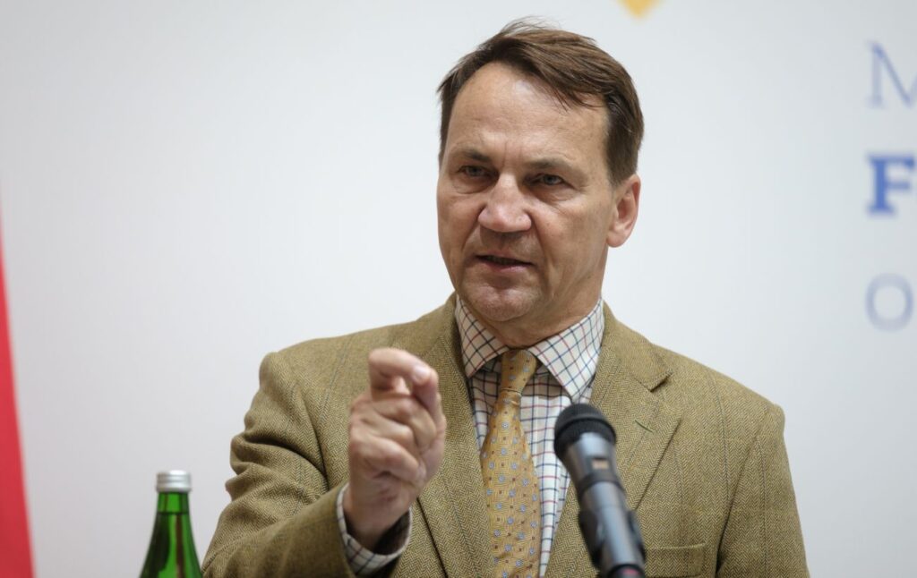 Сікорський погрозив Путіну наслідками, якщо Росія нападе на НАТО