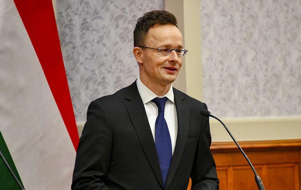 Уряд Мадяра масово звільняє чиновників МЗС, які працювали із Сіярто