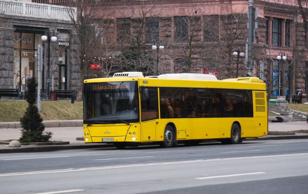 Громадський транспорт у Києві курсує зі змінами після атаки РФ: які маршрути зачепило