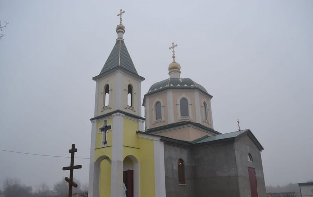 Будували на честь захисників: РФ знищила храм Різдва Богородиці у Херсонській області (фото)