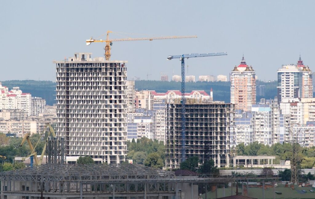 Війна не обвалила ціни. Чому квартири в Києві досі дорогі і чого чекати далі
